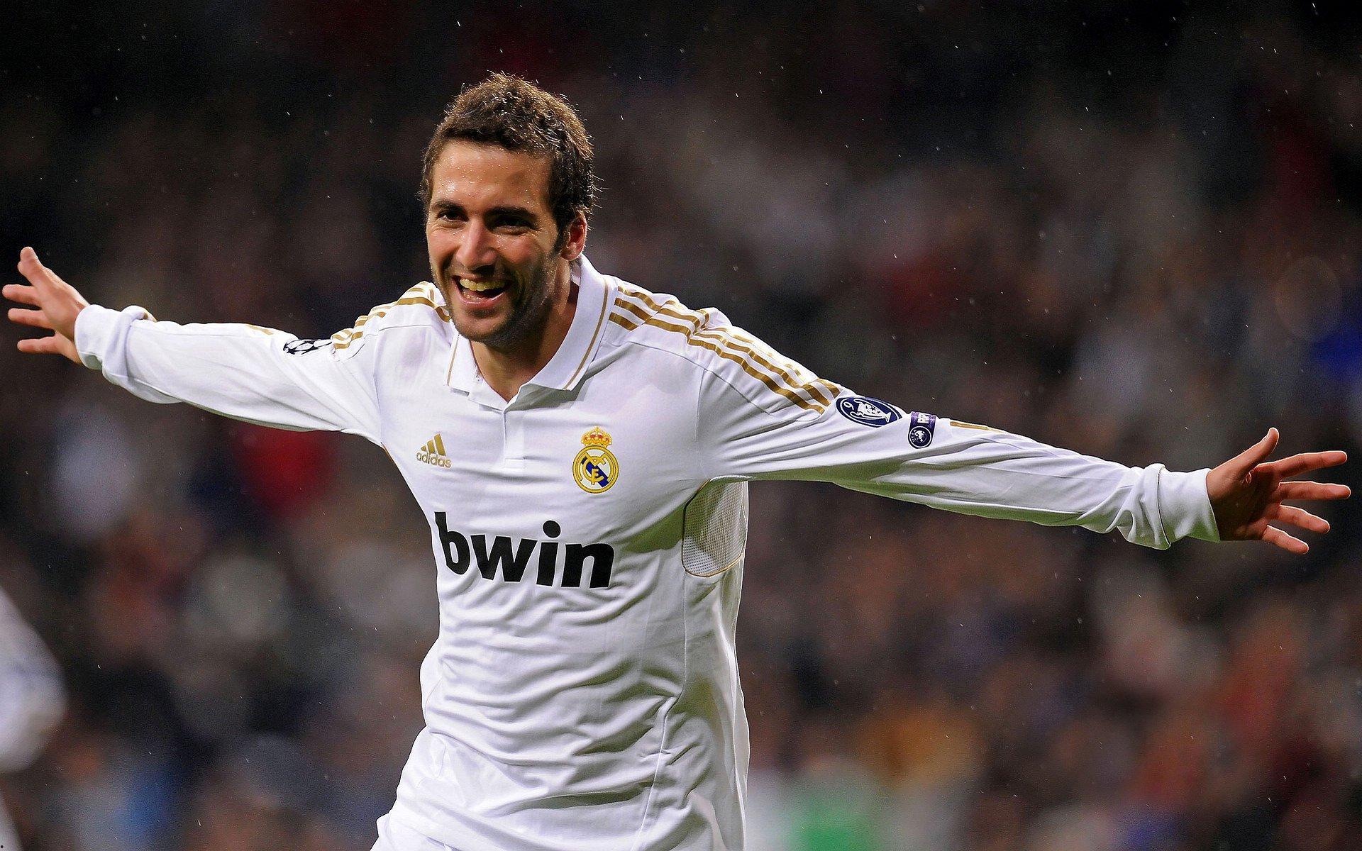 足球名宿怒斥争议判罚,西蒙斯进球本应有效,迈尼昂根本扑不到!